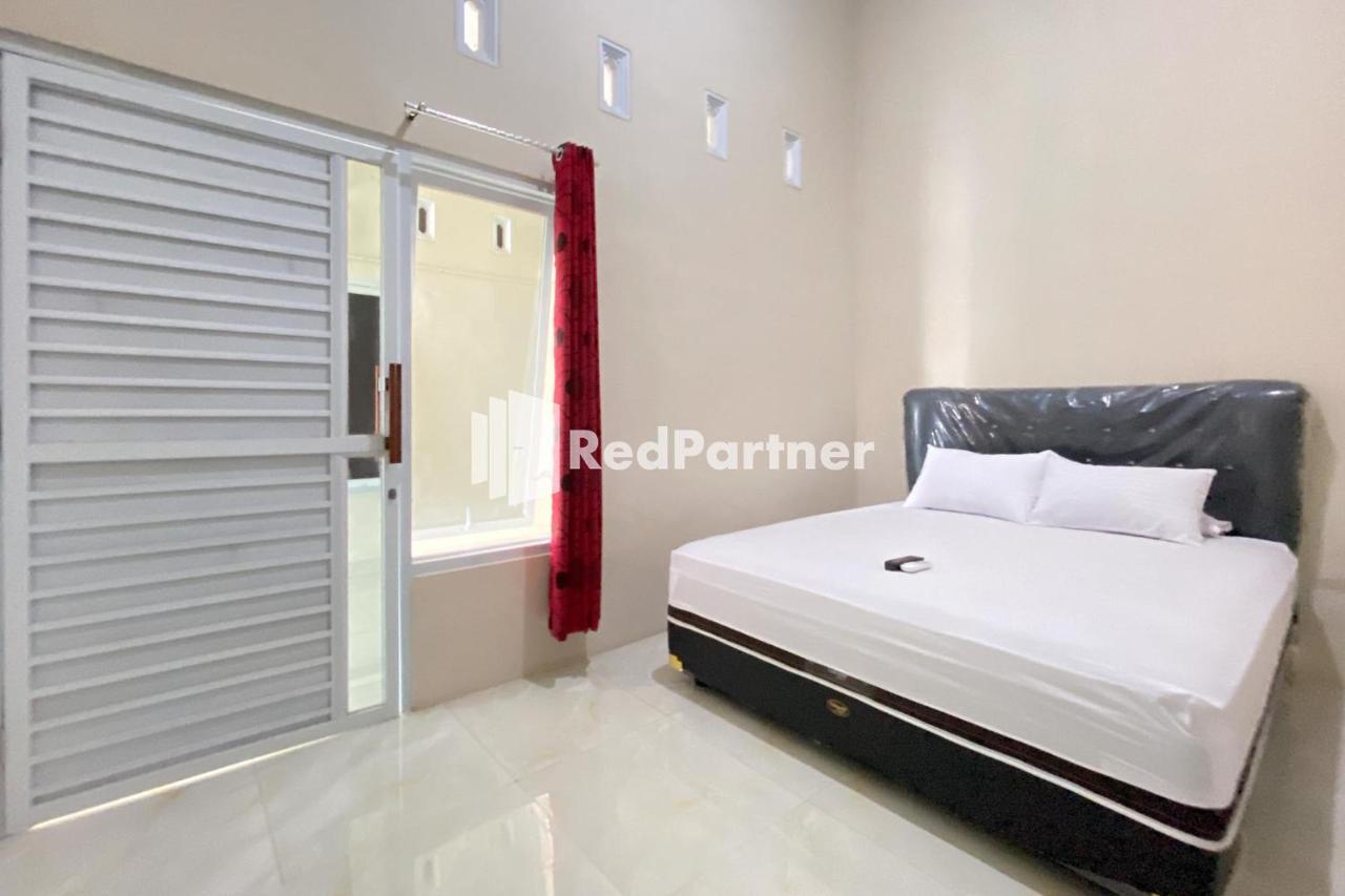 Istana Homestay Pasuruan Redpartner Екстериор снимка